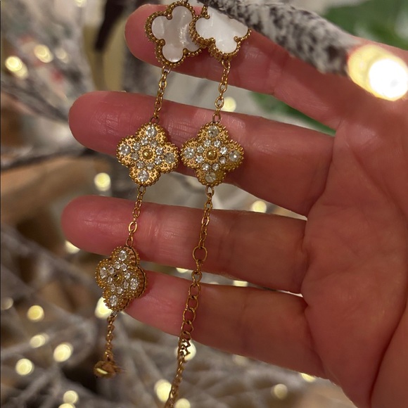 Jewelry - Elegant Mother of pearl Clover Floral Bracelet NWOT